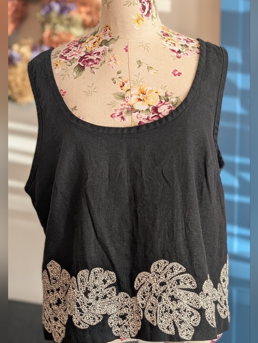 Banana Republic Linen Blend Scoop Neck Embroidered Top